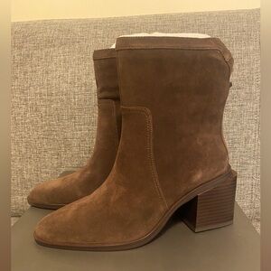 Vince Camuto VC-Kortimy Root Beer Verona Water Repellent Suede 7M